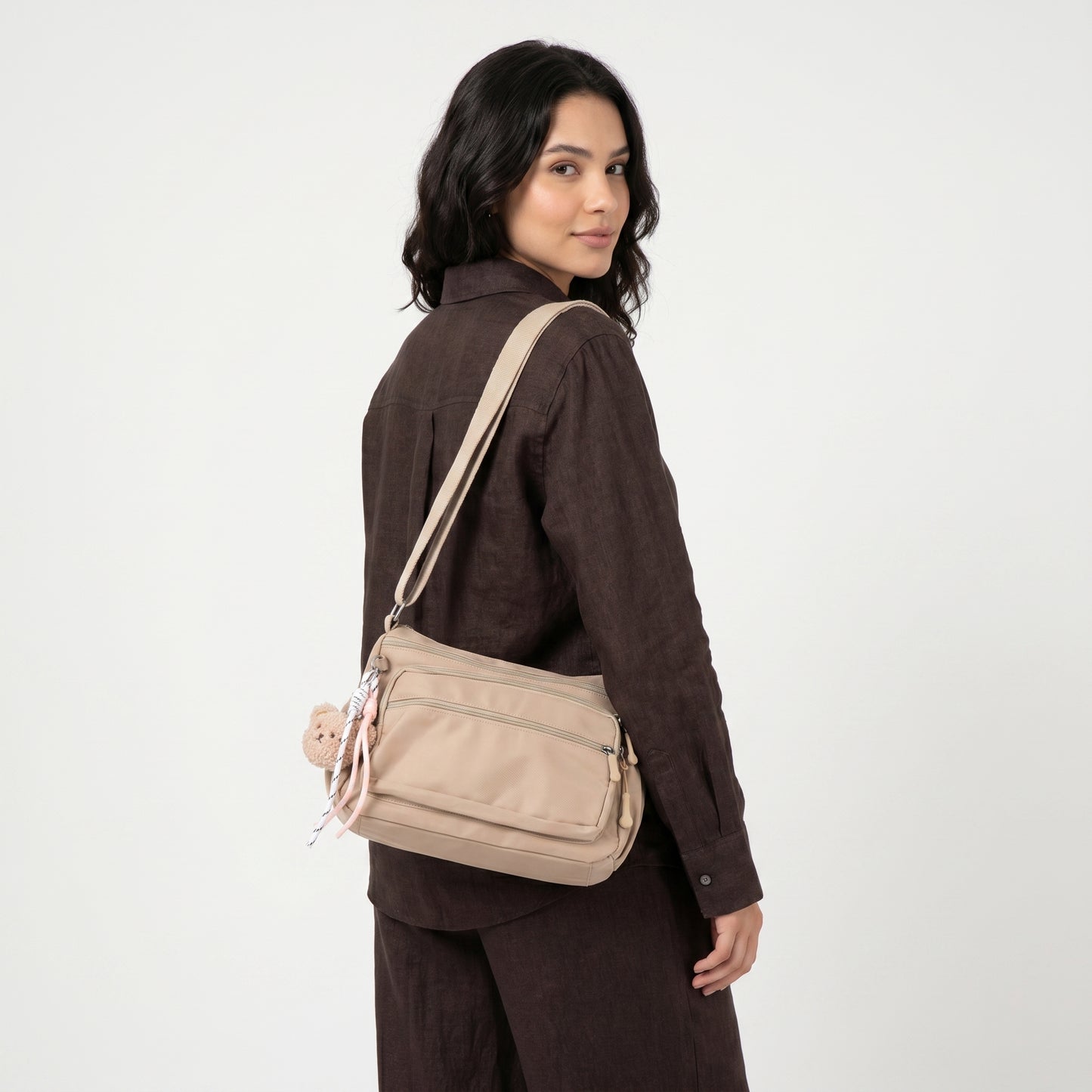 Bolsa Feminina Nylon Transversal com Bolsos e Zíper Caqui