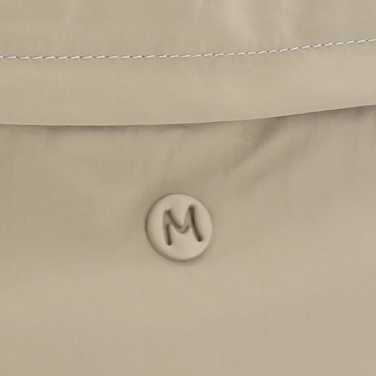 Bolsa Casual em Nylon com Compartimentos Funcionais Caqui