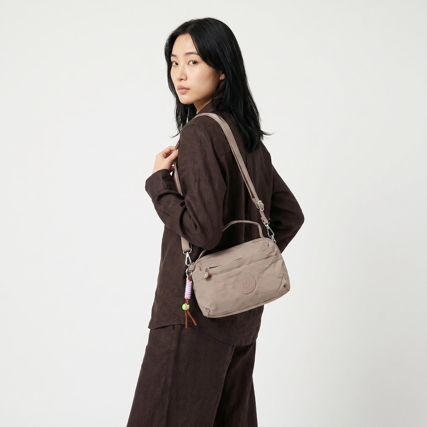 Bolsa Transversal Feminina em Nylon com Múltiplos Bolsos Bege