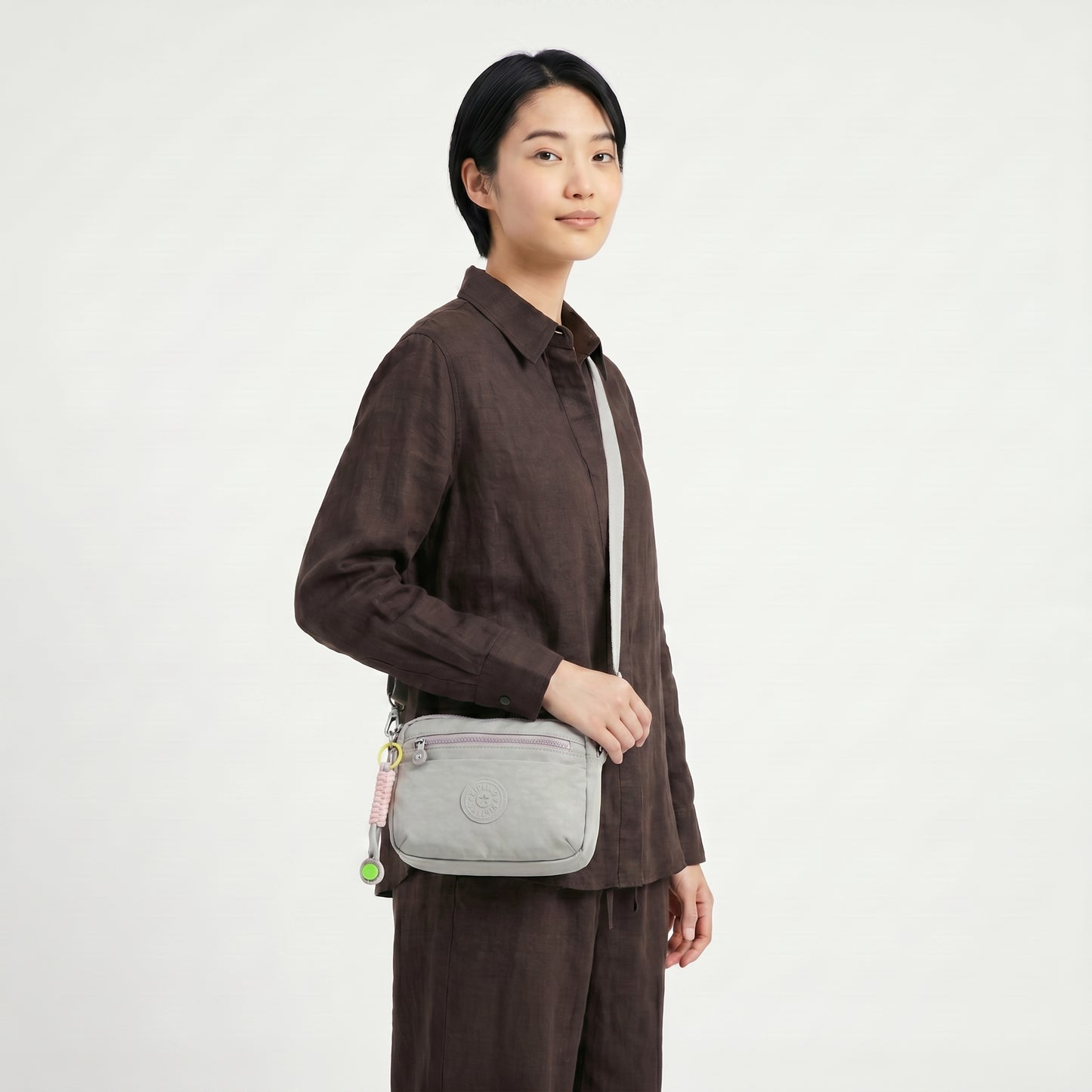 Bolsa Transversal Feminina em Nylon com Múltiplos Bolsos Cinza