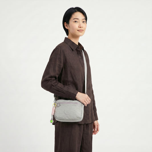 Bolsa Transversal Feminina em Nylon com Múltiplos Bolsos Cinza