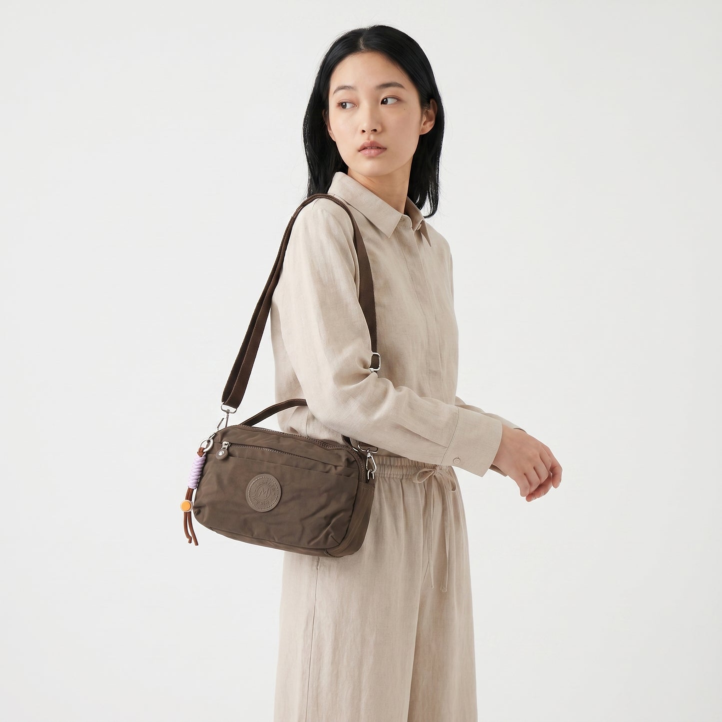 Bolsa Transversal Feminina em Nylon com Múltiplos Bolsos Marrom