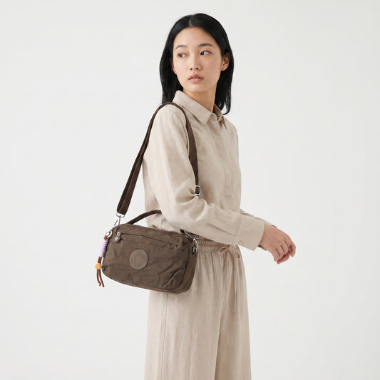Bolsa Transversal Feminina em Nylon com Múltiplos Bolsos Marrom