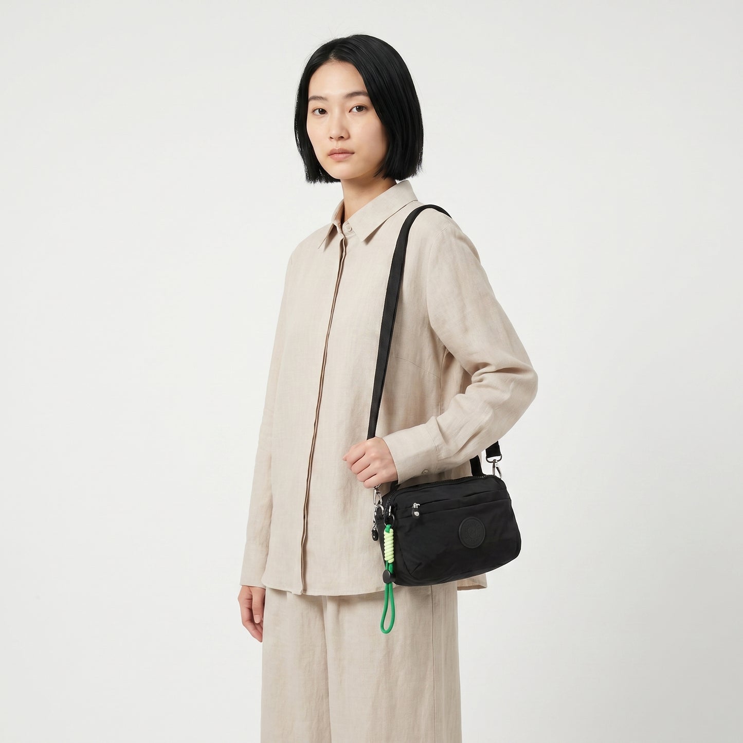 Bolsa Transversal Feminina em Nylon com Múltiplos Bolsos Preto