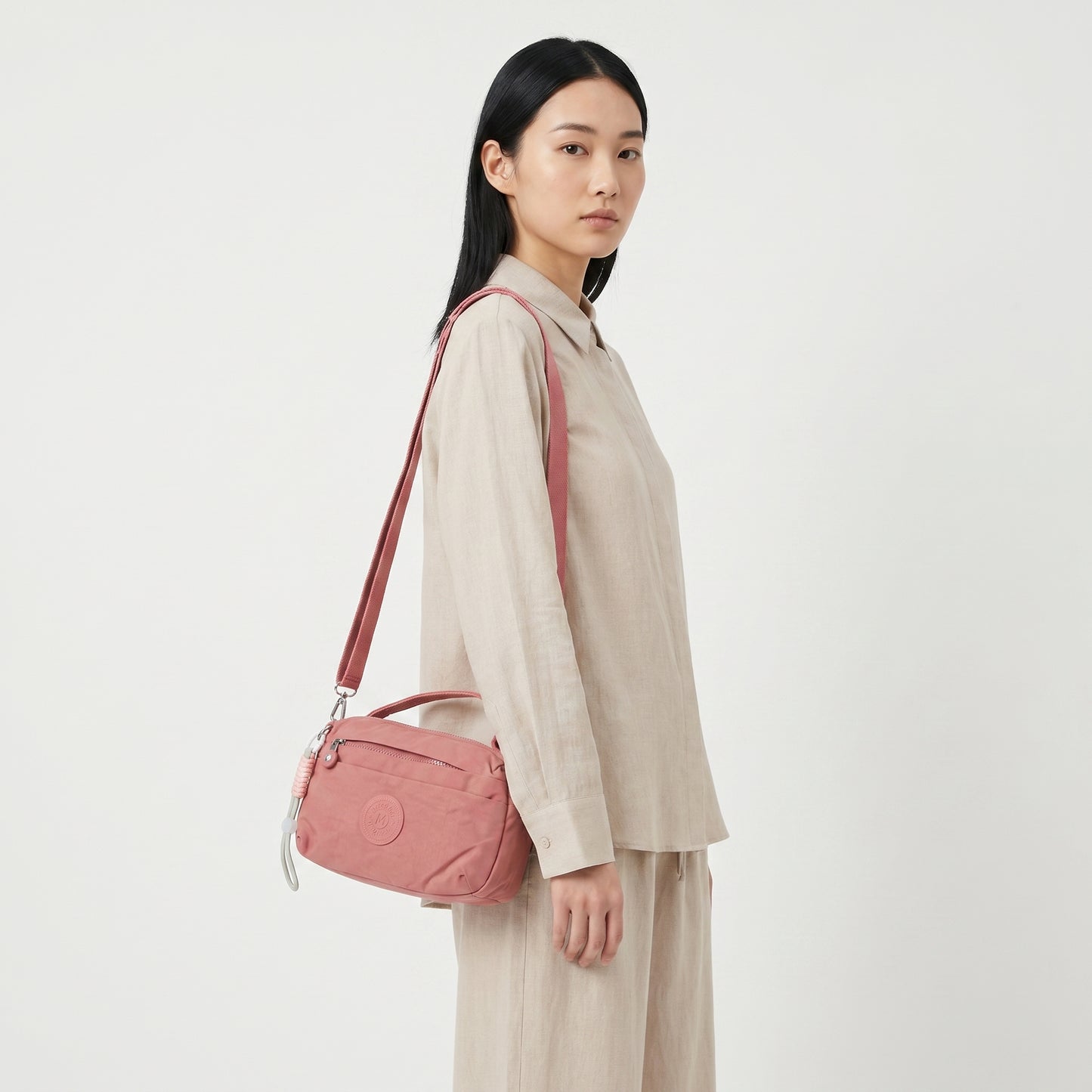 Bolsa Transversal Feminina em Nylon com Múltiplos Bolsos Rosa