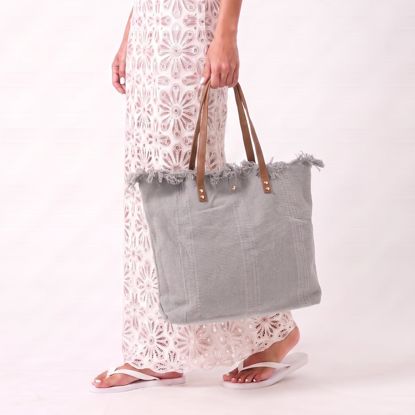 Bolsa Tote em Tecido com Franjas na Borda Superior Cinza