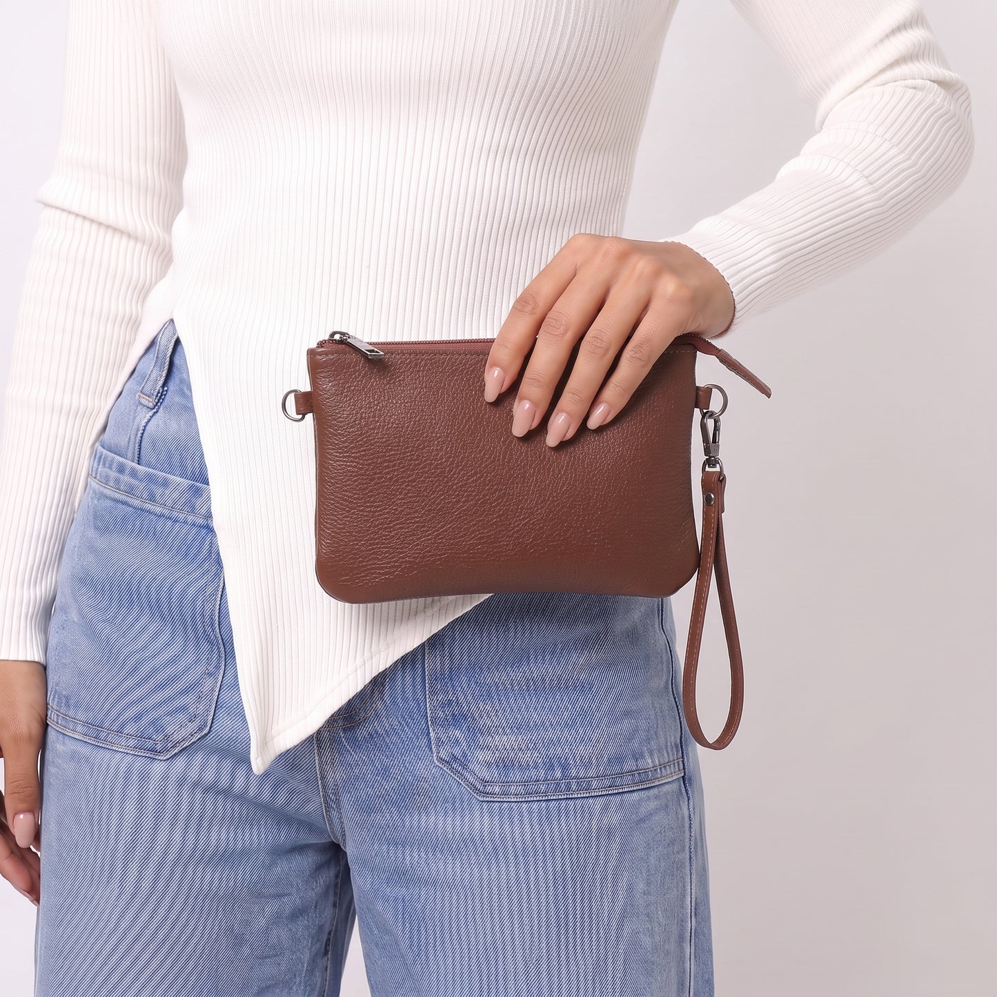 Bolsa Transversal em Couro que Converte em Carteira Marrom