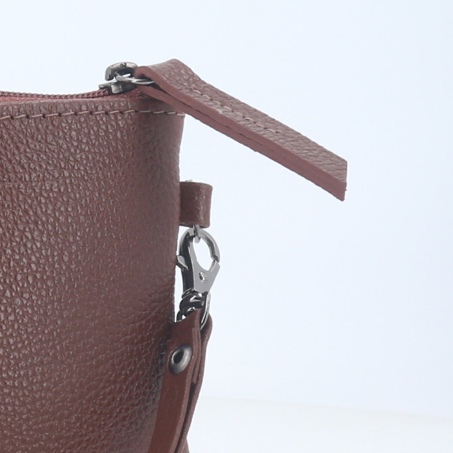 Bolsa Transversal em Couro que Converte em Carteira Marrom