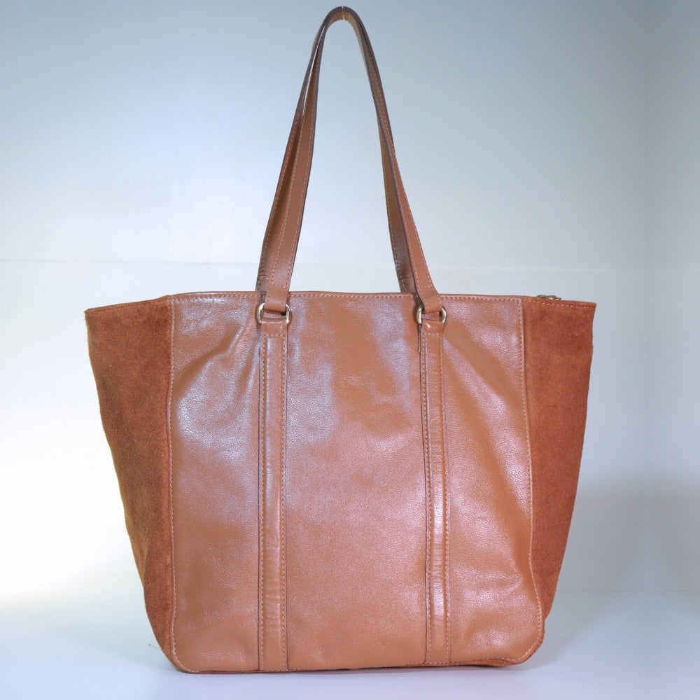 Bolsa de Ombro em Couro Camurça com Acabamento em Franjas Caramelo