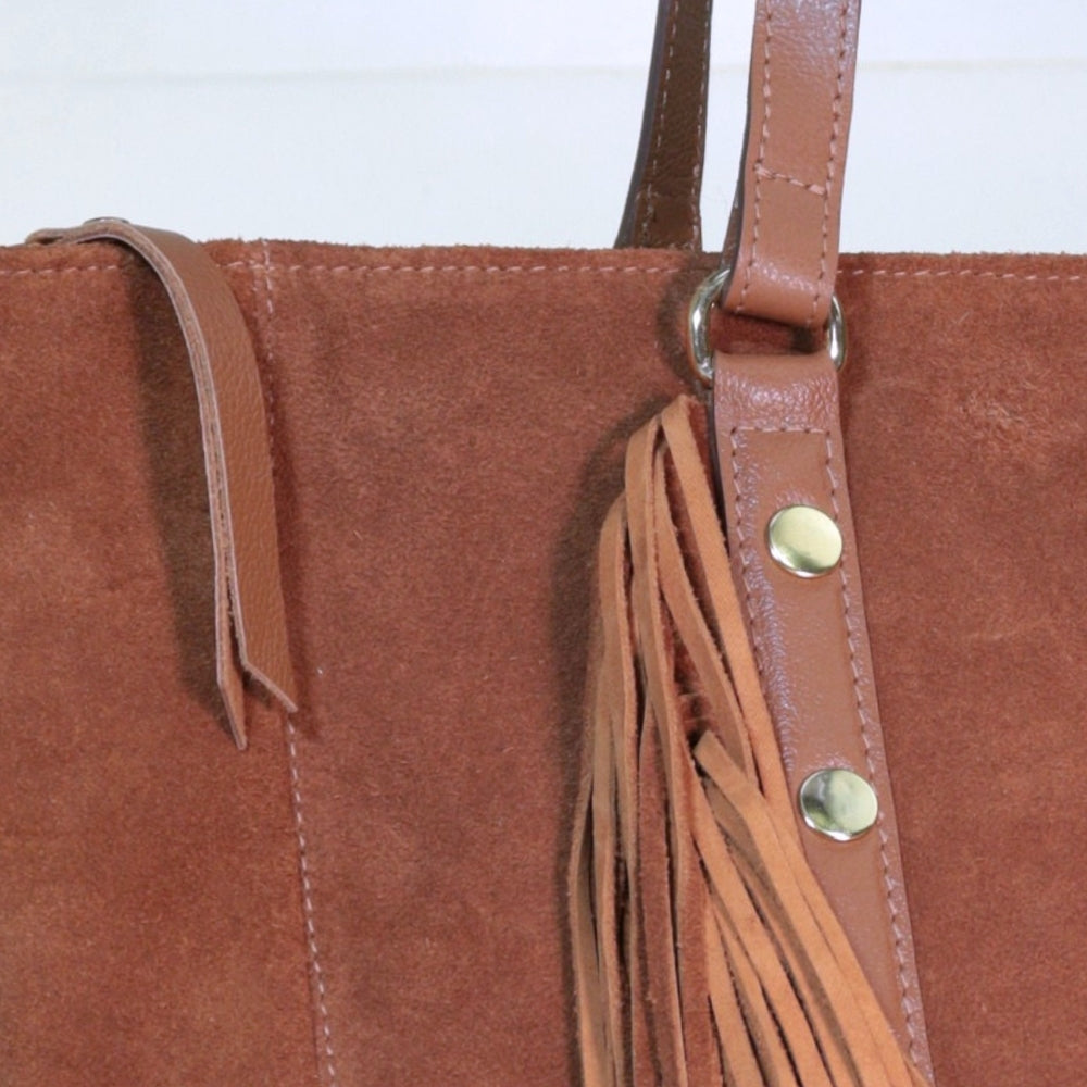 Bolsa de Ombro em Couro Camurça com Acabamento em Franjas Caramelo