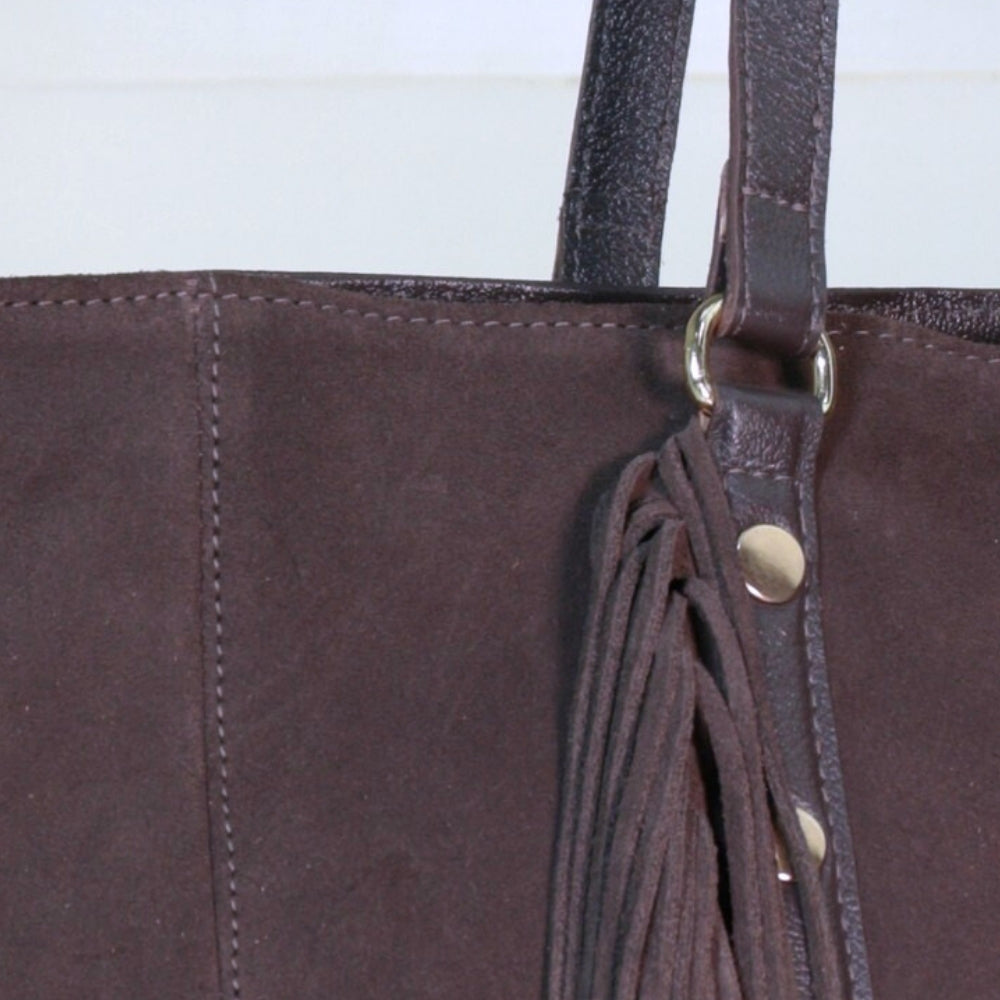 Bolsa de Ombro em Couro Camurça com Acabamento em Franjas Marrom escuro