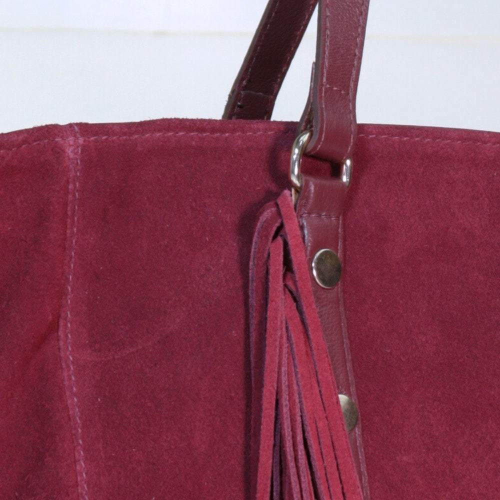 Bolsa de Ombro em Couro Camurça com Acabamento em Franjas Vinho