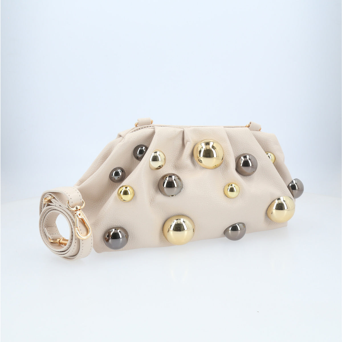 Bolsa em Couro Estilo Clutch com Apliques Metalizado Marfim