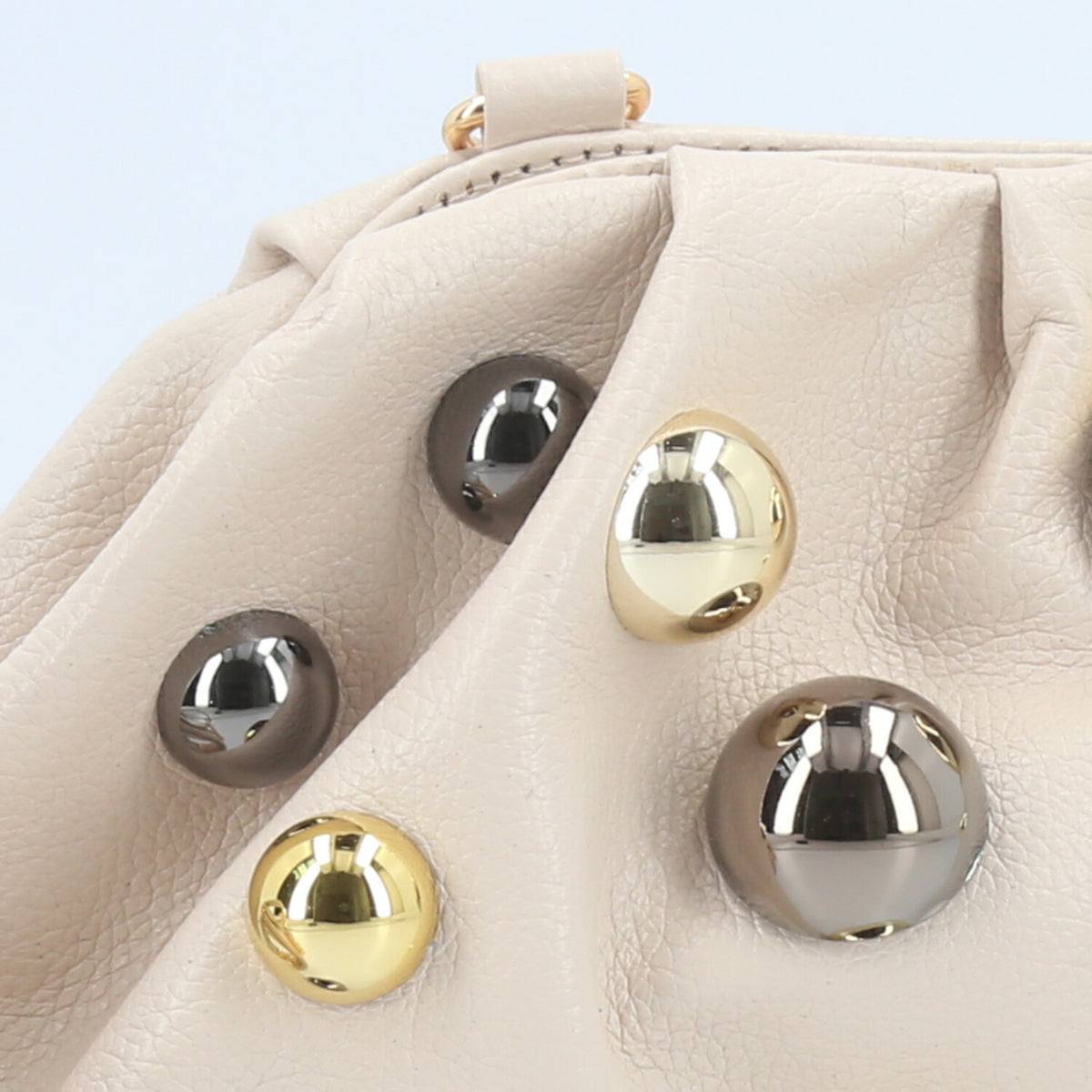 Bolsa em Couro Estilo Clutch com Apliques Metalizado Marfim
