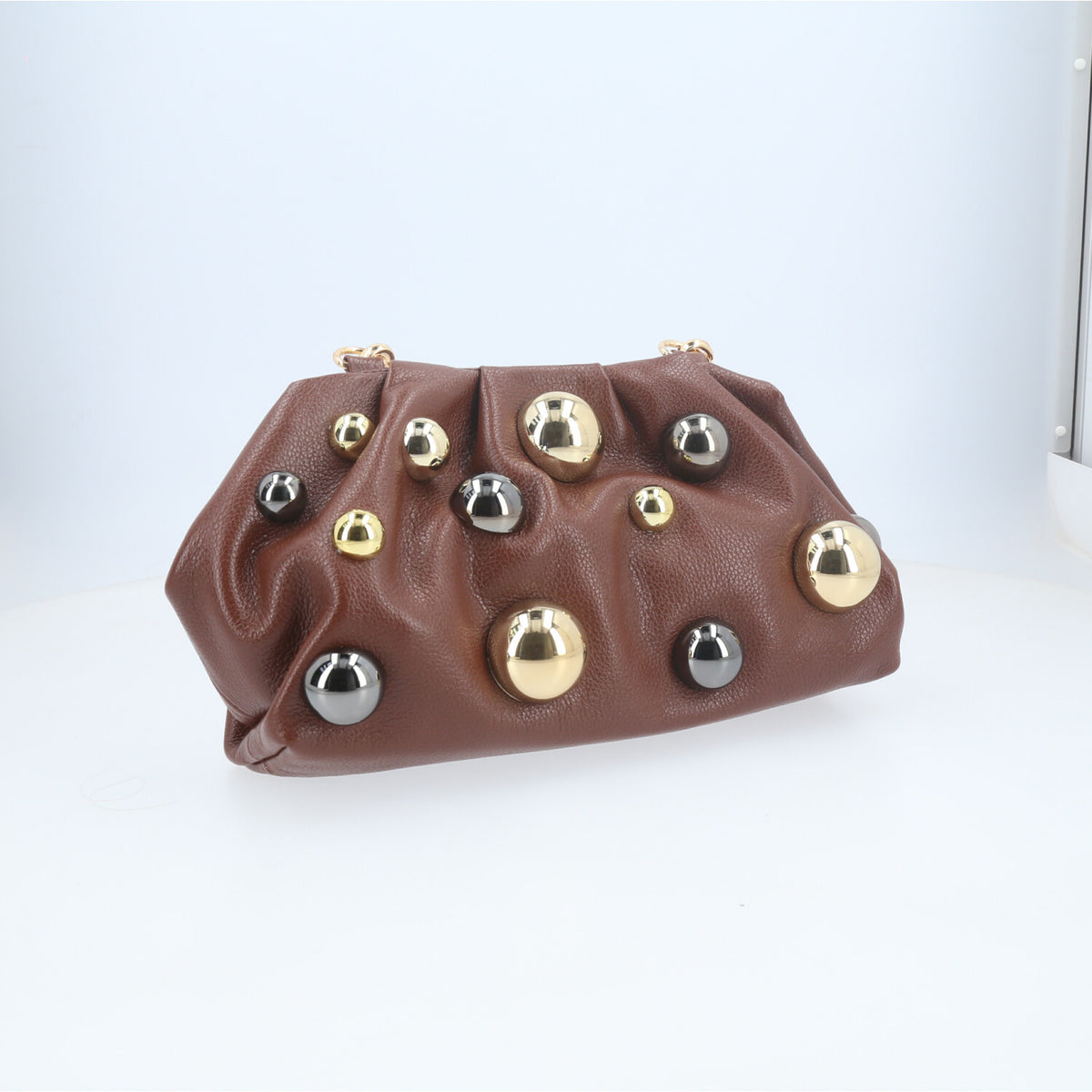 Bolsa em Couro Estilo Clutch com Apliques Metalizado Marrom