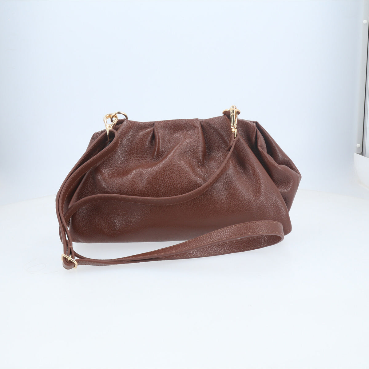 Bolsa em Couro Estilo Clutch com Apliques Metalizado Marrom