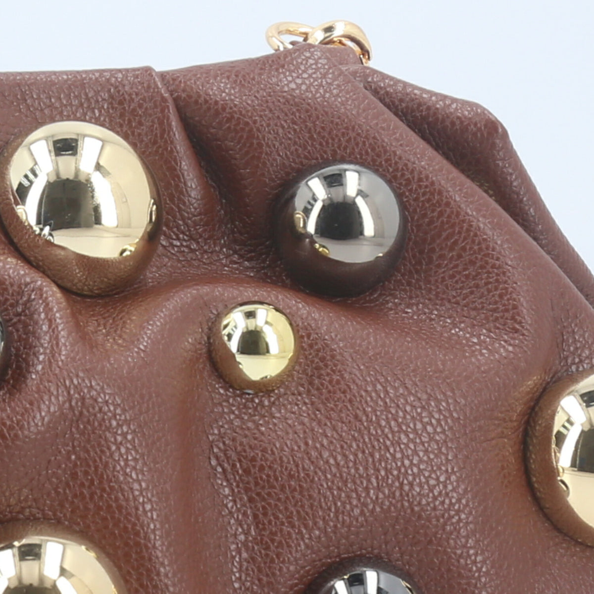 Bolsa em Couro Estilo Clutch com Apliques Metalizado Marrom