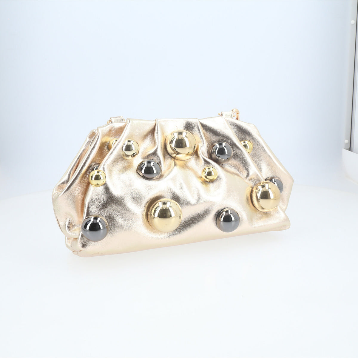 Bolsa em Couro Estilo Clutch com Apliques Metalizado Ouro claro