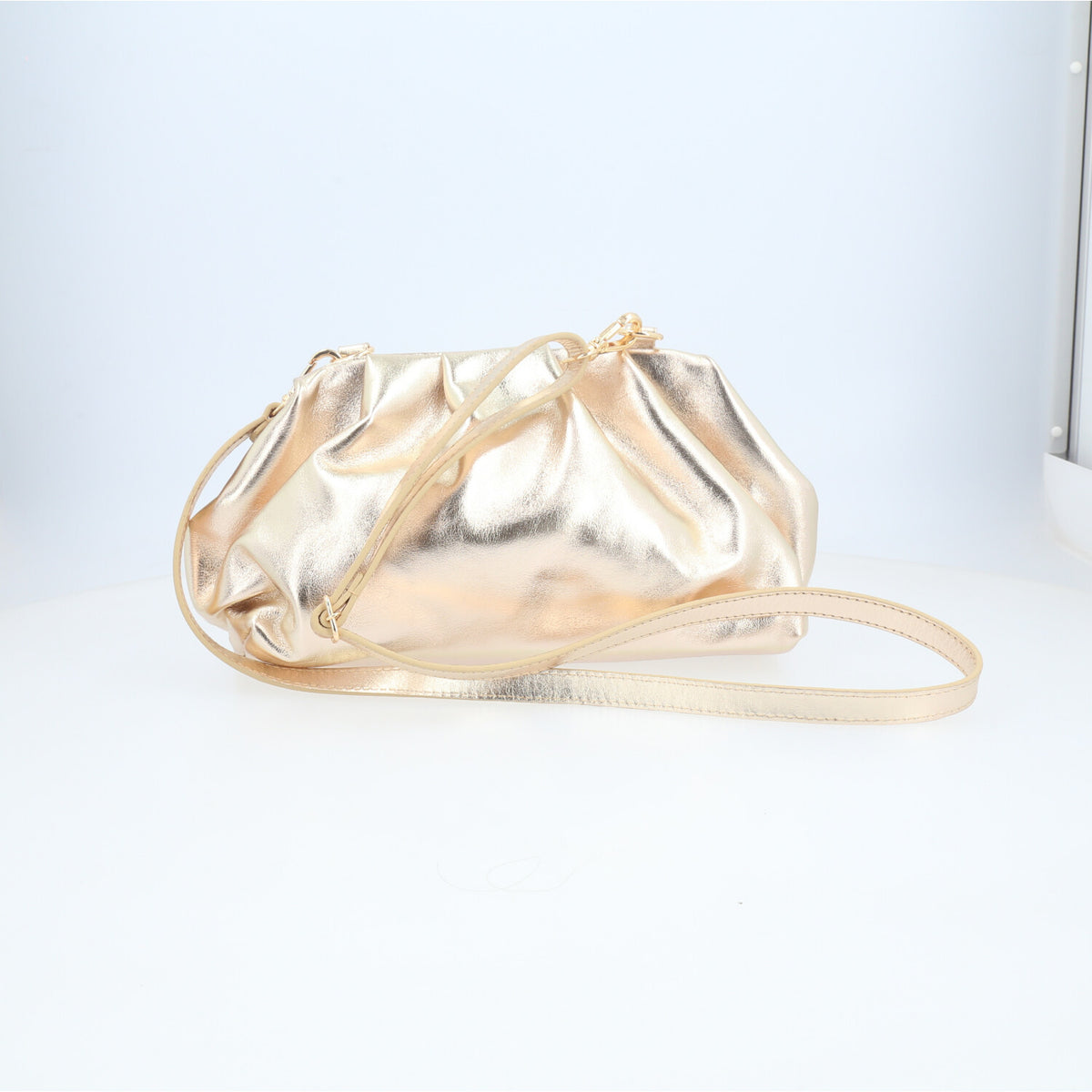 Bolsa em Couro Estilo Clutch com Apliques Metalizado Ouro claro
