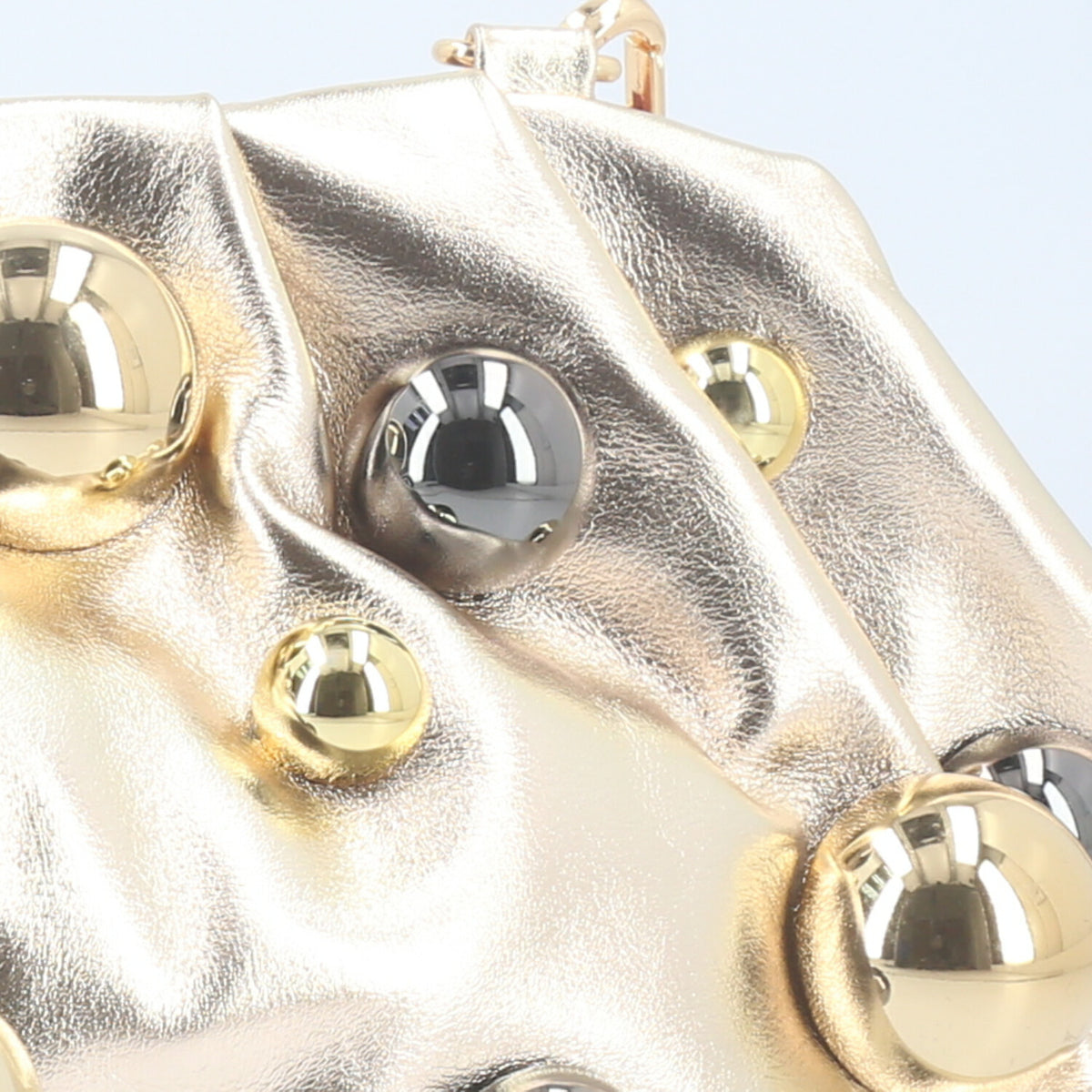 Bolsa em Couro Estilo Clutch com Apliques Metalizado Ouro claro