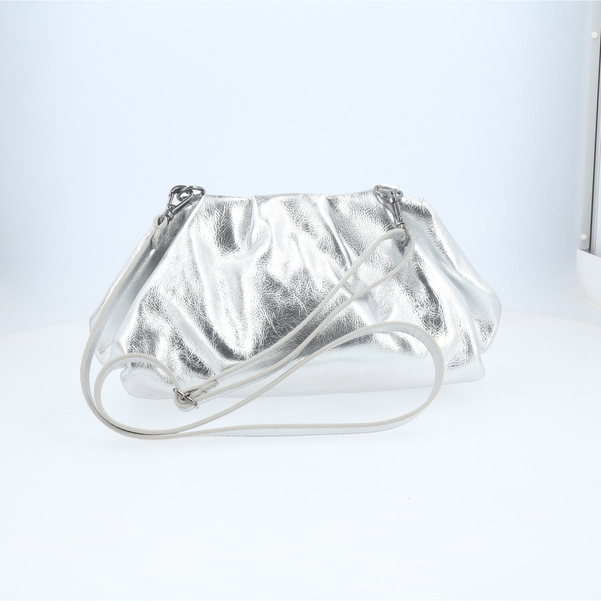 Bolsa em Couro Estilo Clutch com Apliques Metalizado Prata