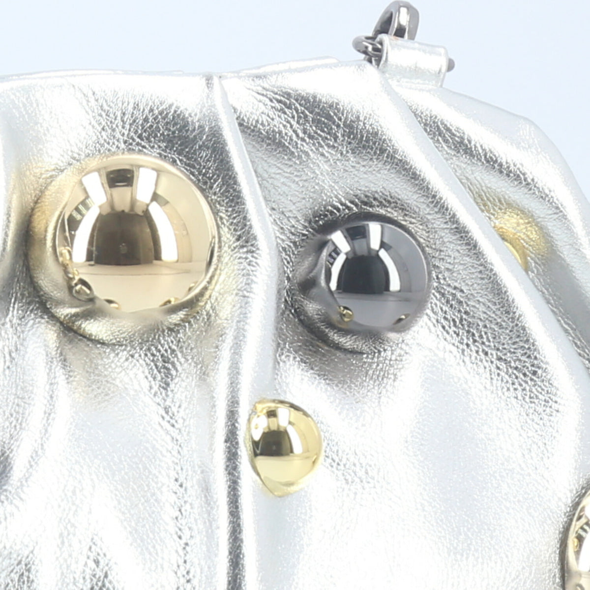 Bolsa em Couro Estilo Clutch com Apliques Metalizado Prata