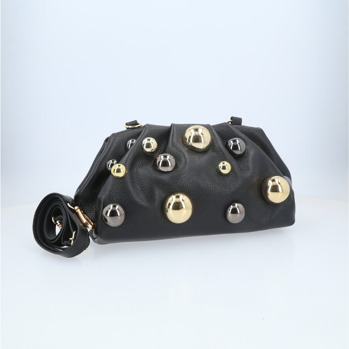 Bolsa em Couro Estilo Clutch com Apliques Metalizado Preto