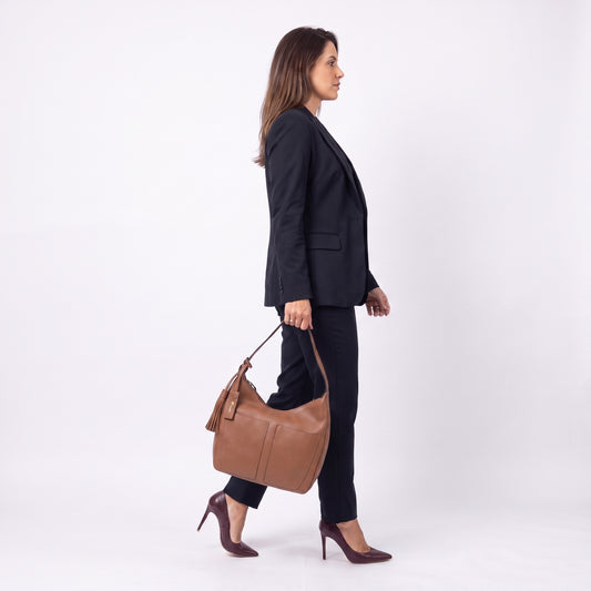 Bolsa Feminina de Ombro em Couro com Bolsos Frontais e Alça Regulável Caramelo