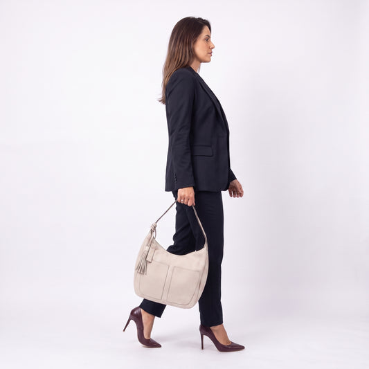 Bolsa Feminina de Ombro em Couro com Bolsos Frontais e Alça Regulável Marfim