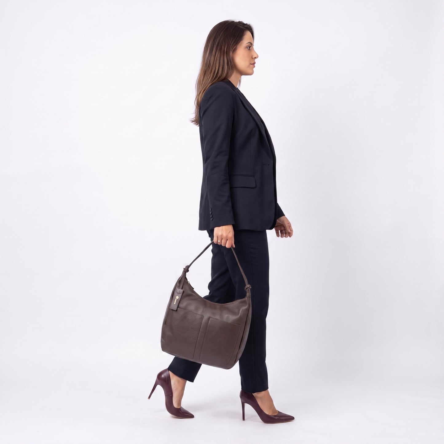 Bolsa Feminina de Ombro em Couro com Bolsos Frontais e Alça Regulável Marrom escuro