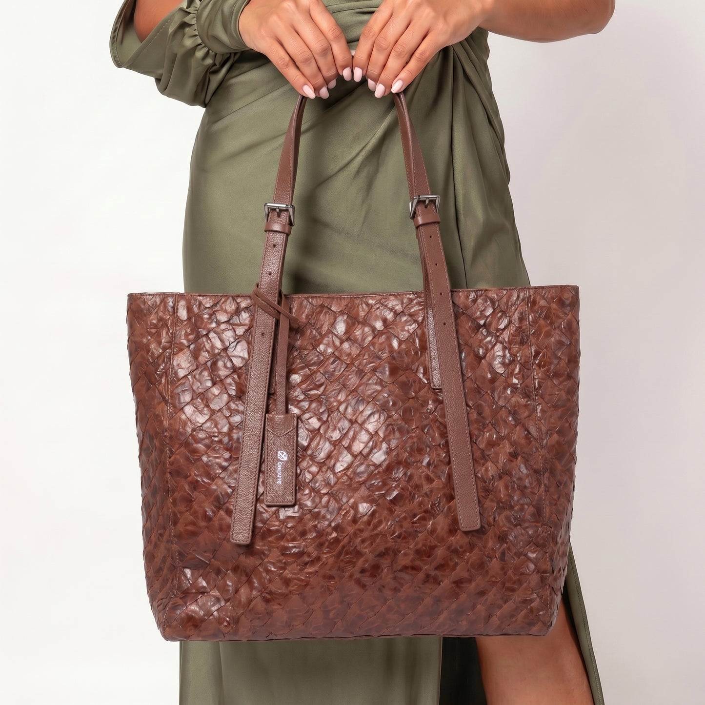 Bolsa Tote em Couro de Pirarucu com Alça Detalhista Marrom