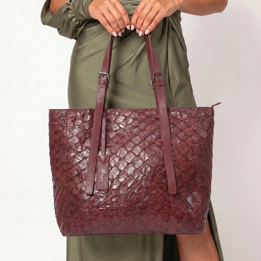 Bolsa Tote em Couro de Pirarucu com Alça Detalhista Vinho