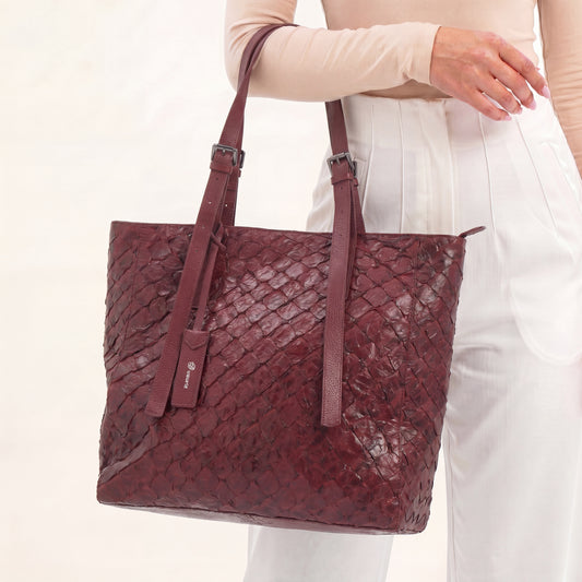 Bolsa Tote em Couro de Pirarucu com Alça Detalhista Vinho