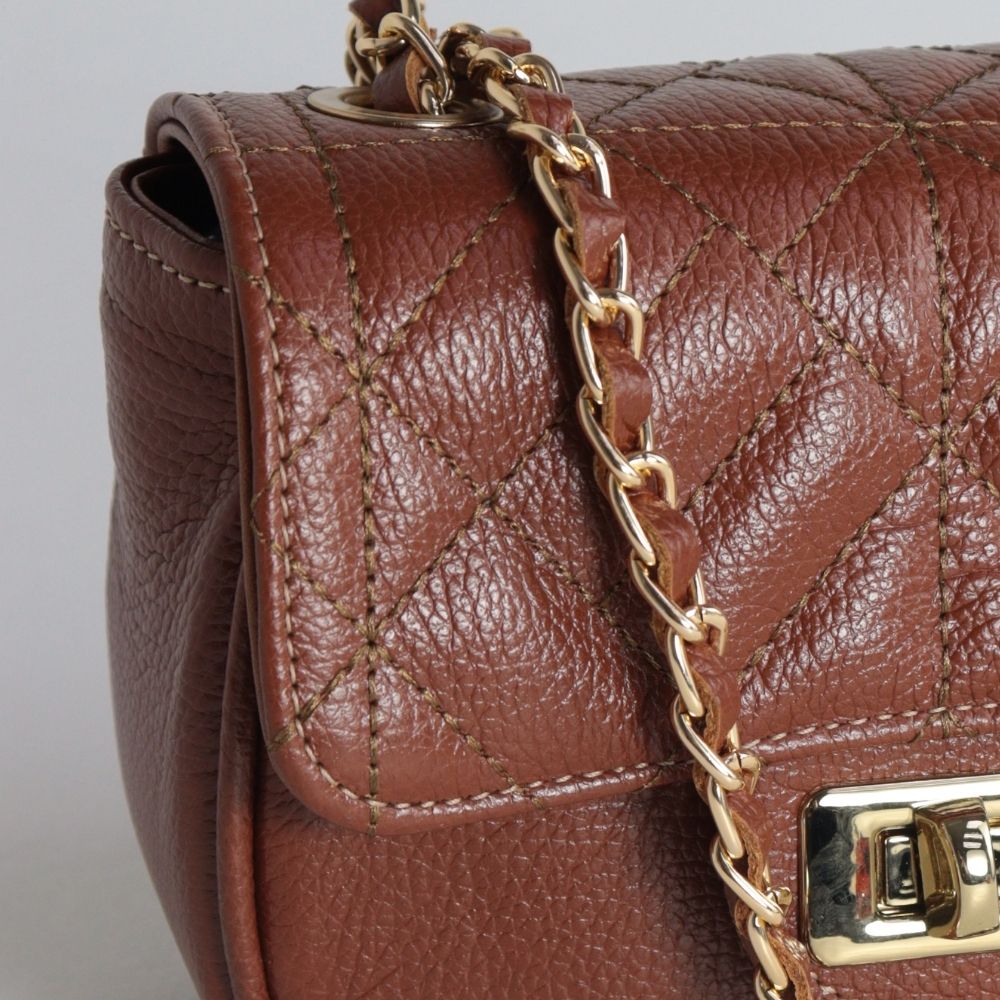 Bolsa Tiracolo em Couro Metalassê com Alça de Corrente Caramelo