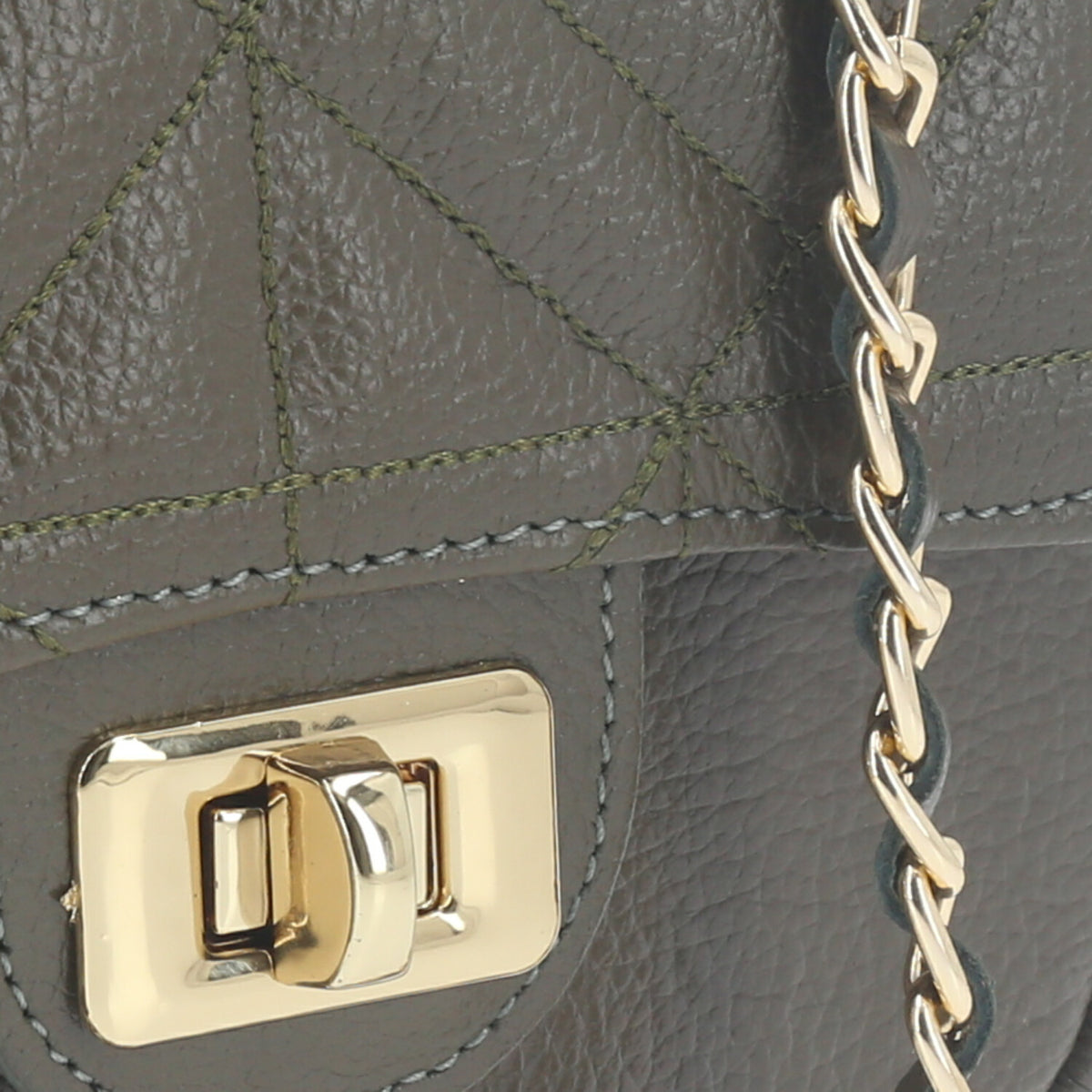Bolsa Tiracolo em Couro Metalassê com Alça de Corrente Verde escuro