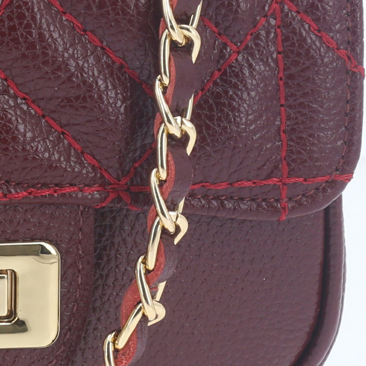 Bolsa Tiracolo em Couro Metalassê com Alça de Corrente Vinho