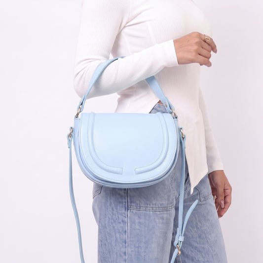 Bolsa Estilo Meia Lua em Couro com Duas Opções de Alça Azul claro