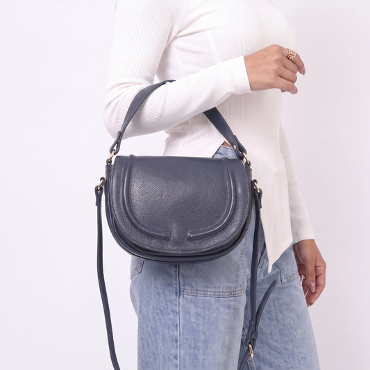 Bolsa Estilo Meia Lua em Couro com Duas Opções de Alça Azul escuro
