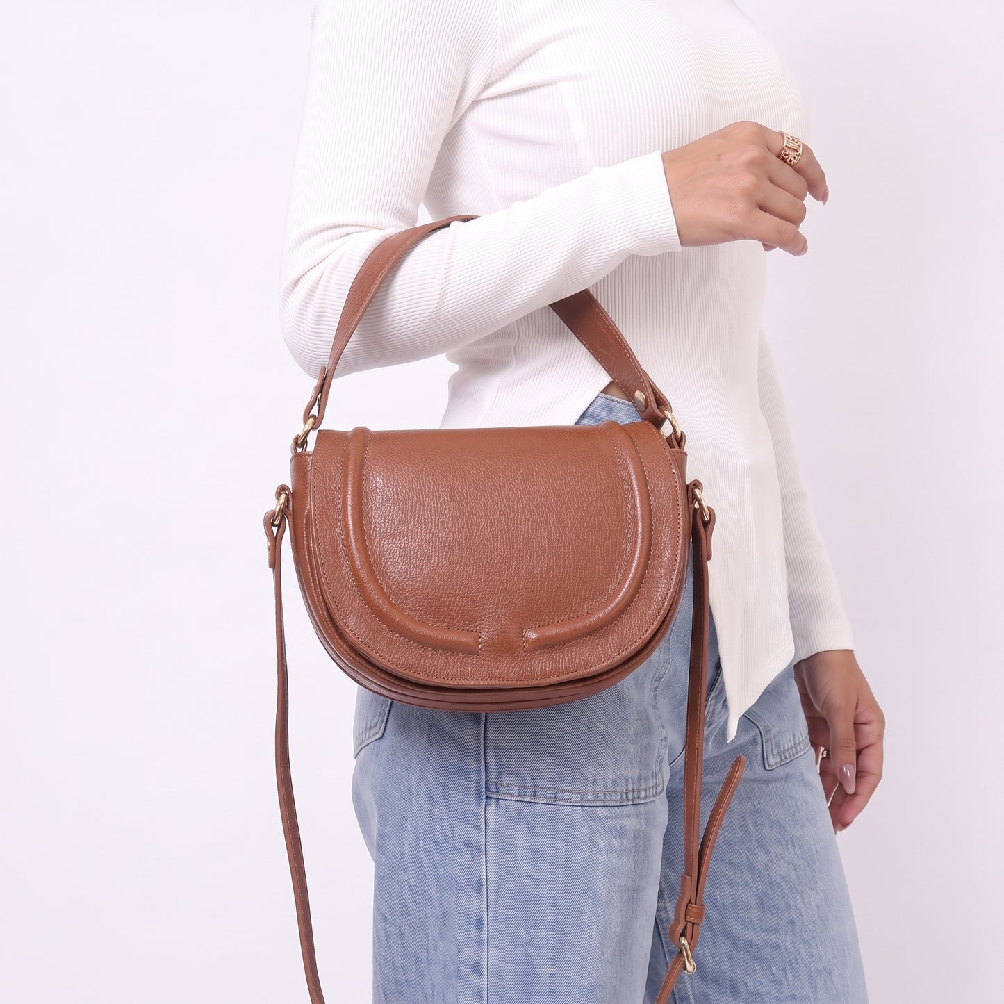 Bolsa Estilo Meia Lua em Couro com Duas Opções de Alça Caramelo