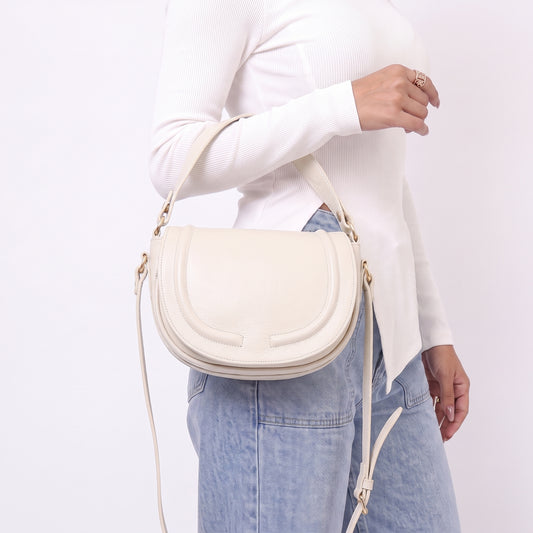Bolsa Estilo Meia Lua em Couro com Duas Opções de Alça Marfim