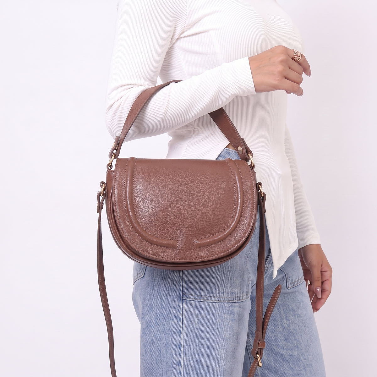 Bolsa Estilo Meia Lua em Couro com Duas Opções de Alça Marrom