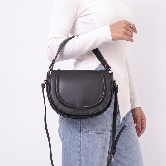 Bolsa Estilo Meia Lua em Couro com Duas Opções de Alça Preto