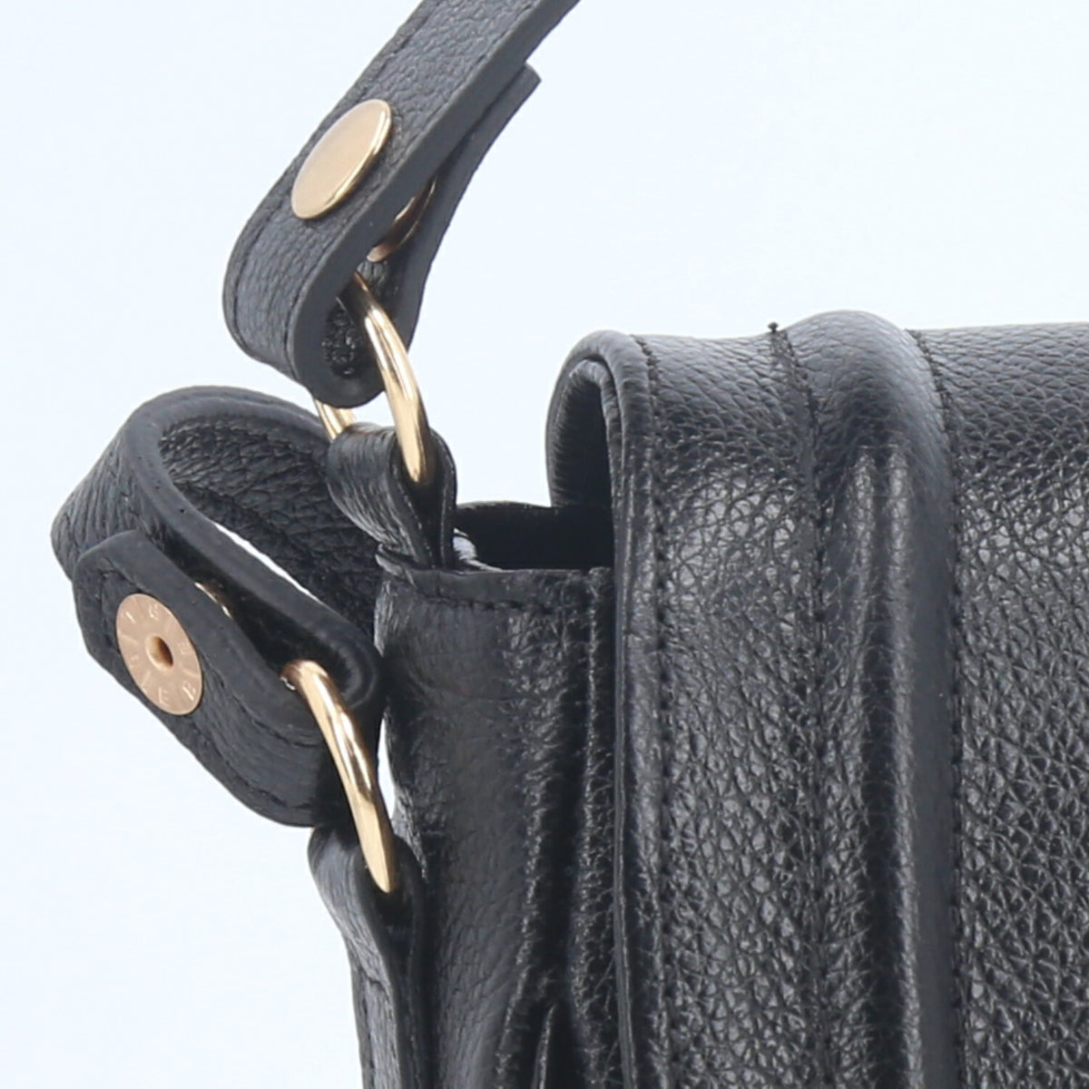 Bolsa Estilo Meia Lua em Couro com Duas Opções de Alça Preto