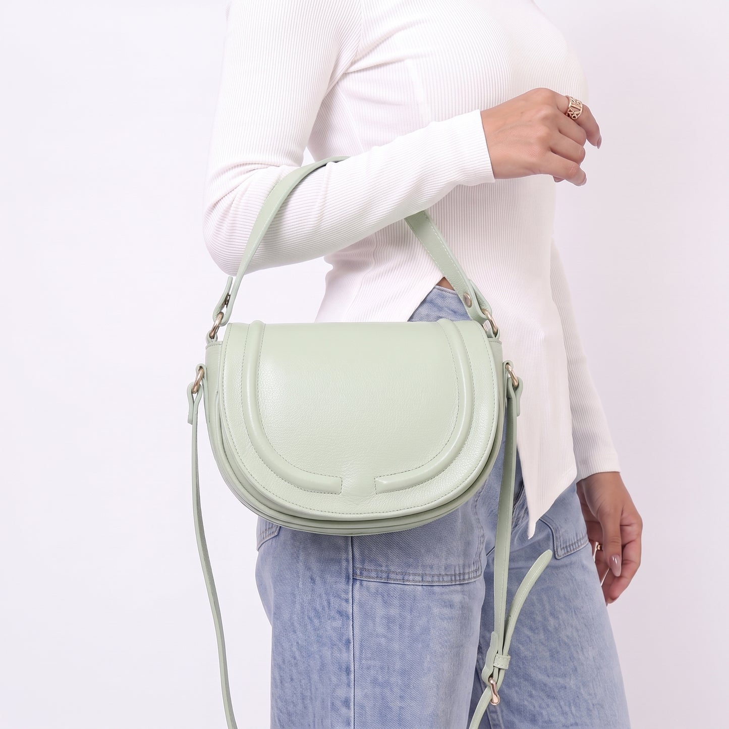 Bolsa Estilo Meia Lua em Couro com Duas Opções de Alça Verde claro
