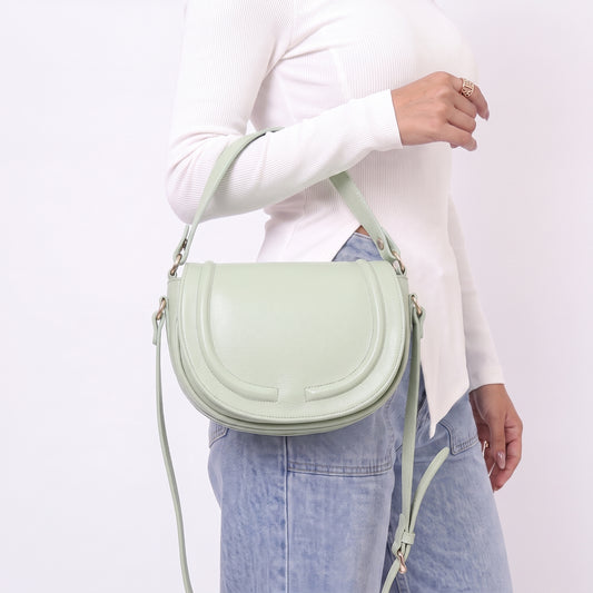 Bolsa Estilo Meia Lua em Couro com Duas Opções de Alça Verde claro