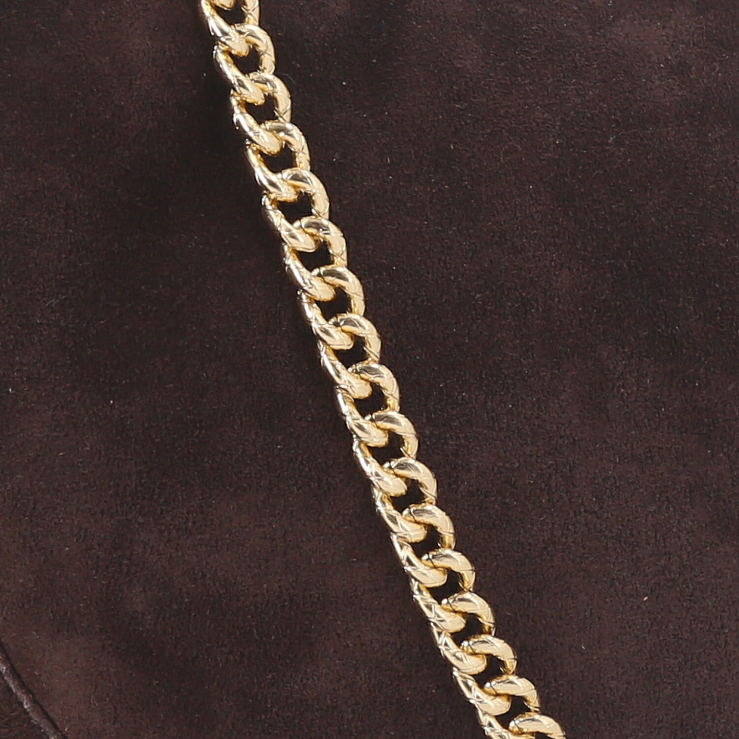 Bolsa em Couro Camurça com Detalhe em Corrente Marrom escuro