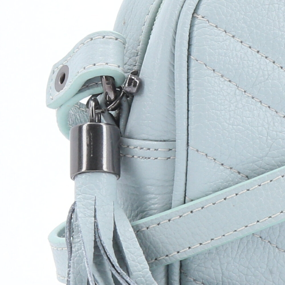 Bolsa Crossbody Feminina em Couro Matelassê com Tassel Azul claro