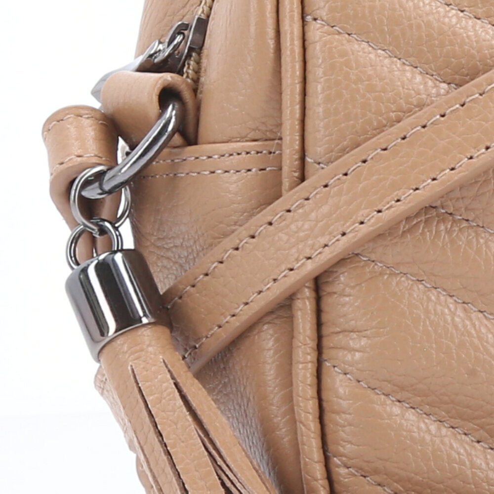 Bolsa Crossbody Feminina em Couro Matelassê com Tassel Bege escuro