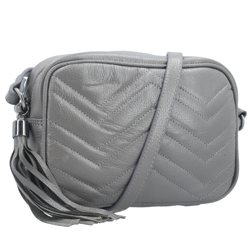 Bolsa Crossbody Feminina em Couro Matelassê com Tassel Cinza