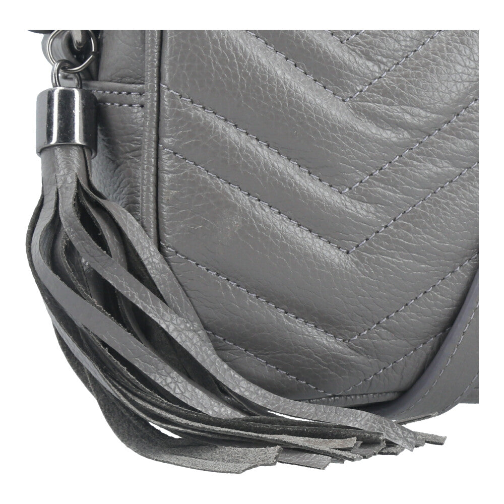 Bolsa Crossbody Feminina em Couro Matelassê com Tassel Cinza